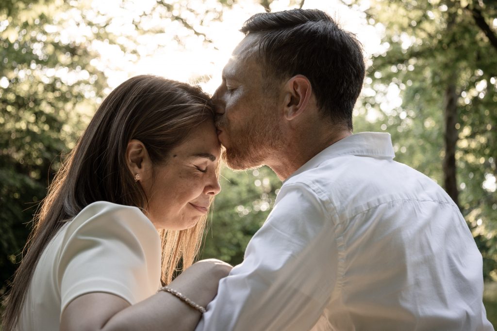 Bei einem Pre-Wedding-Shooting im Biebricher Schlosspark küsst der Mann die Frau auf die Stirn.